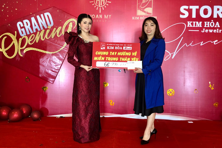 Chuyển quà mừng khai trương thành tiền ủng hộ miền Trung