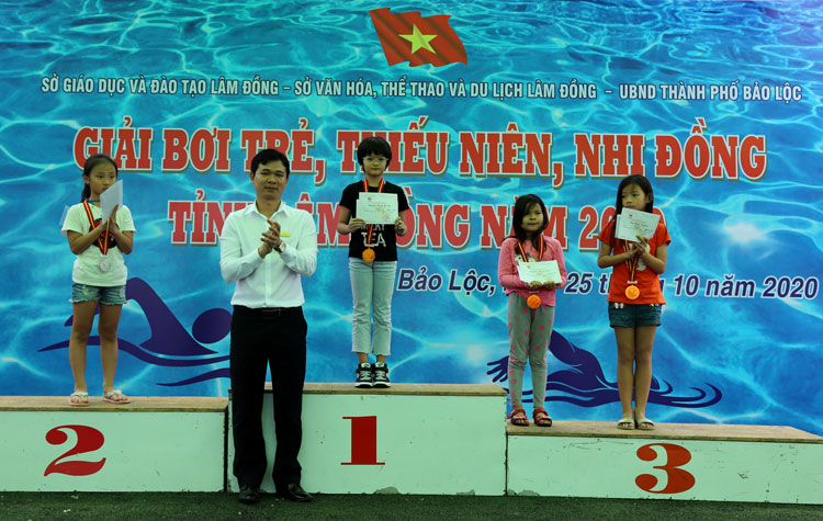 Ban tổ chức tao huy chương cho các VĐV nam, nữ thuộc nhóm 1 lứa tuổi tiểu học