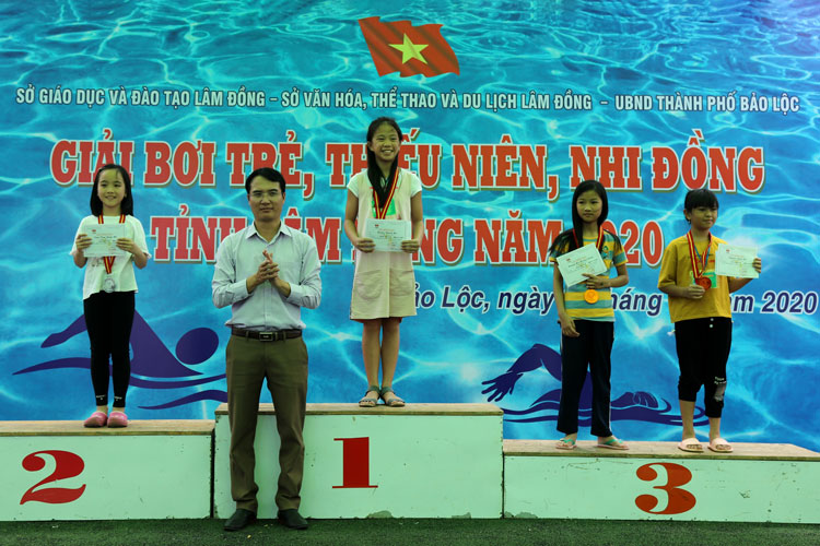 Các VĐV nữ nhóm 2 lứa tuổi tiểu học nhận huy chương
