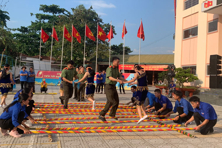 Phần thi múa sạp gồm 5 đội tham gia với ít nhất 20 thành viên/ đội; trong đó, có ít nhất 5 cặp tham gia múa