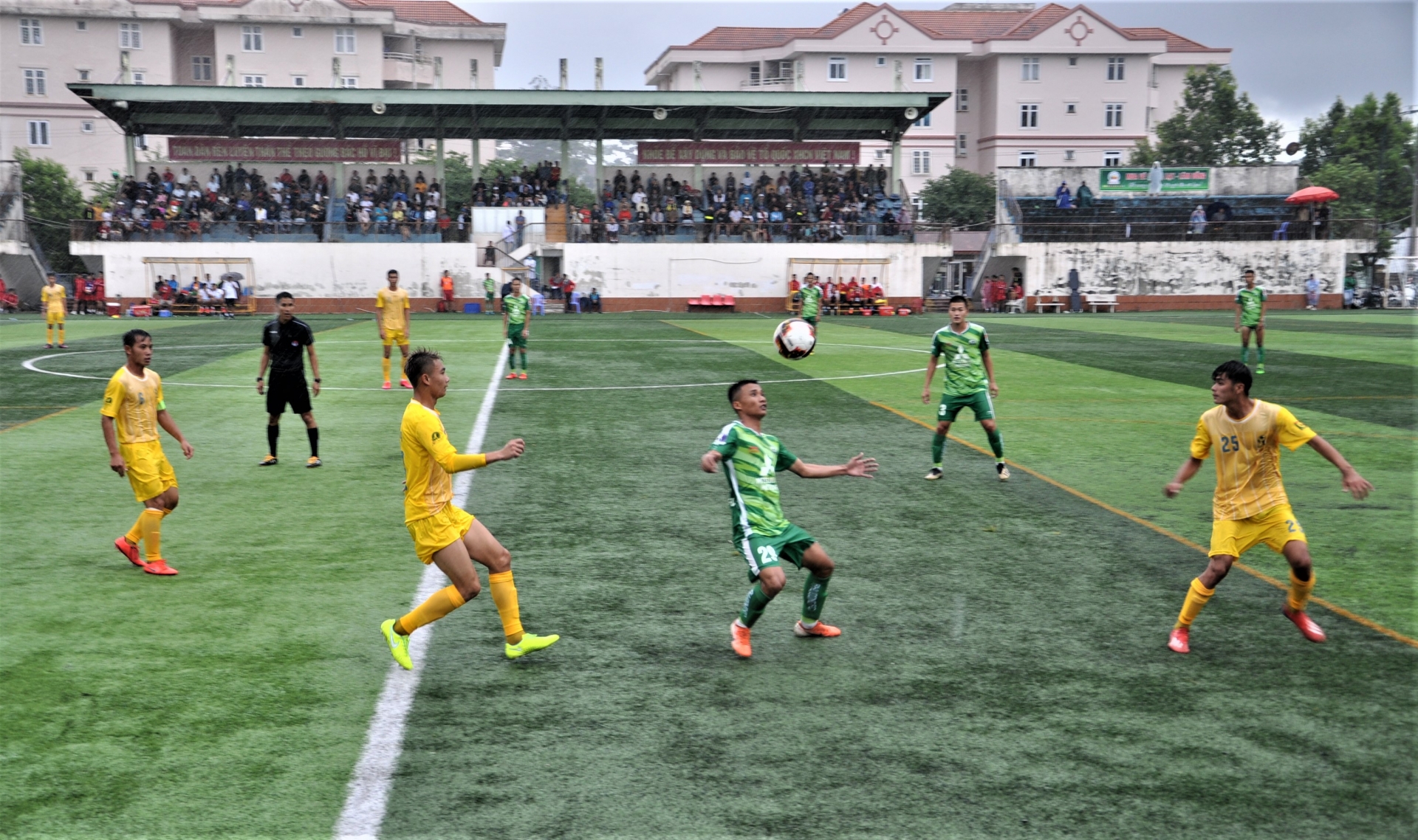 Lâm Đồng thua 0-2 trước Phù Đổng trên sân Hoàng Mai