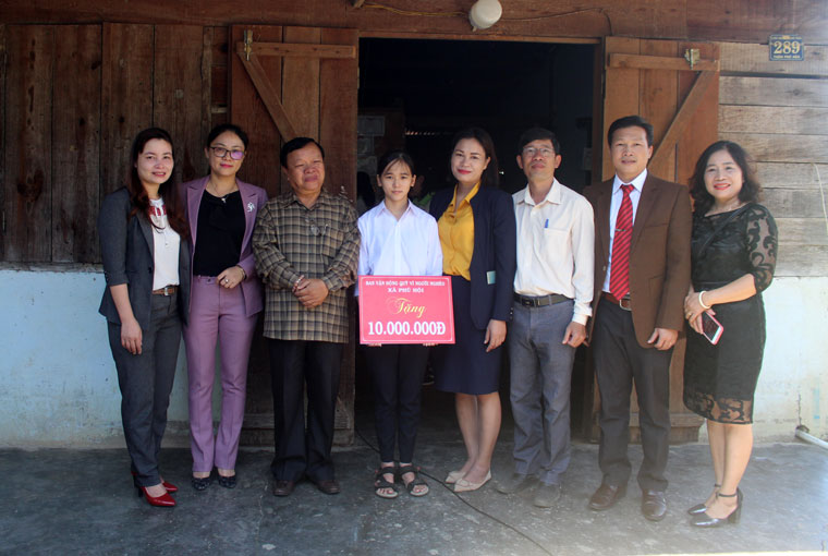 Trao học bổng Thắp sáng ước mơ xanh cho 2 học sinh hiếu học