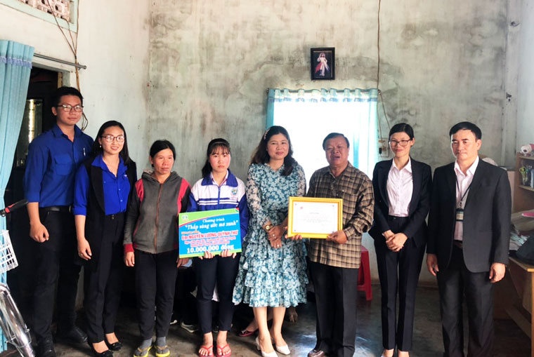 Trao học bổng cho em Nguyễn Lương Quỳnh Thư