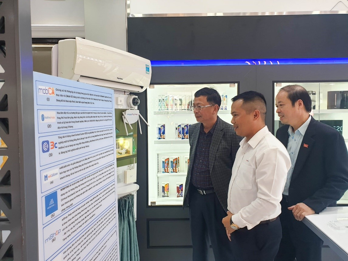 Rất đông khách hàng đã đến trải nghiệm sản phẩm trong buổi khai trương