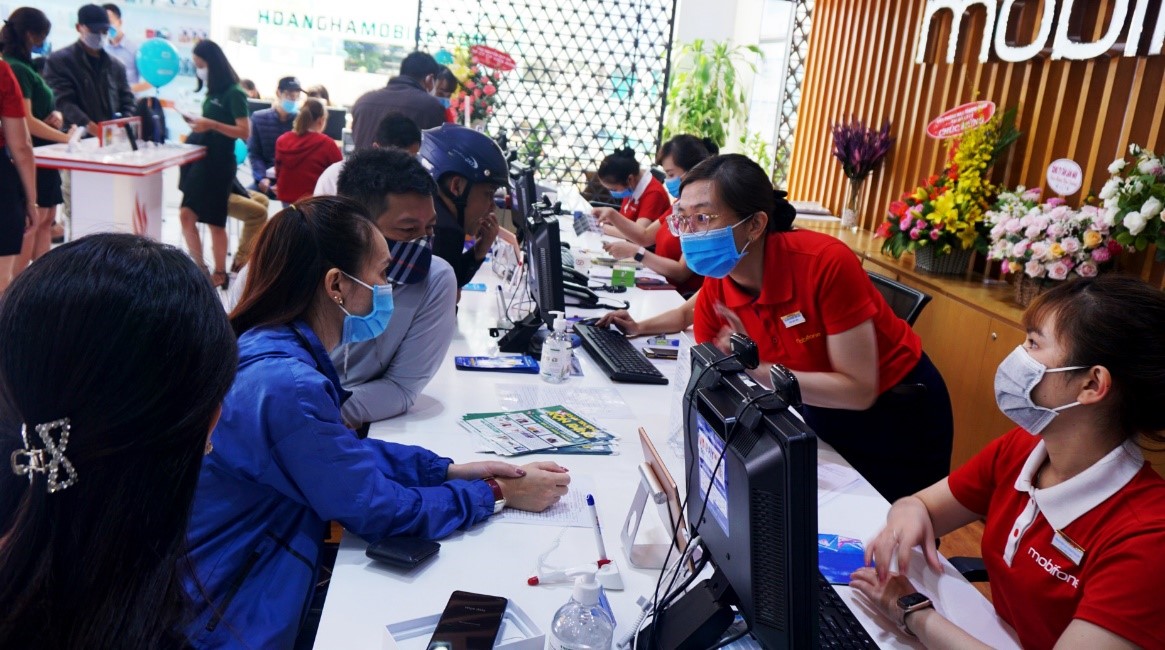 Khách hàng thay sim 4G và làm dịch vụ tại cửa hàng