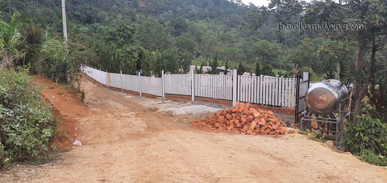Nhiều diện tích đất lâm nghiệp đã bị chiếm dụng, rào chắn, làm cửa để thể hiện chủ quyền