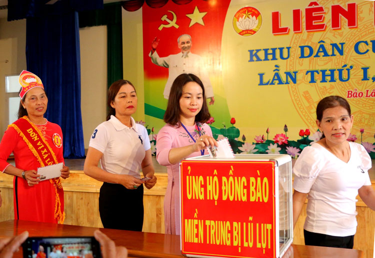 Các đại biểu và các thí sinh tham gia Liên hoan quyên góp ủng hộ đồng bào miền Trung