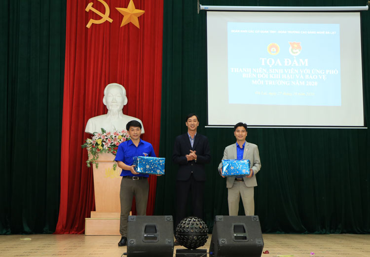 Trao chai đựng nước thủy tinh cho đoàn viên, thanh niên 