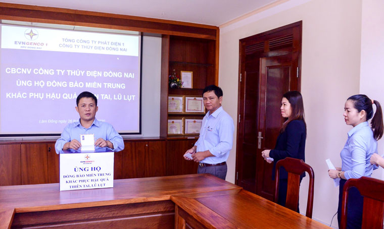 Công ty Thủy điện Đồng Nai quyên góp hơn 100 triệu đồng ủng hộ đồng bào miền Trung