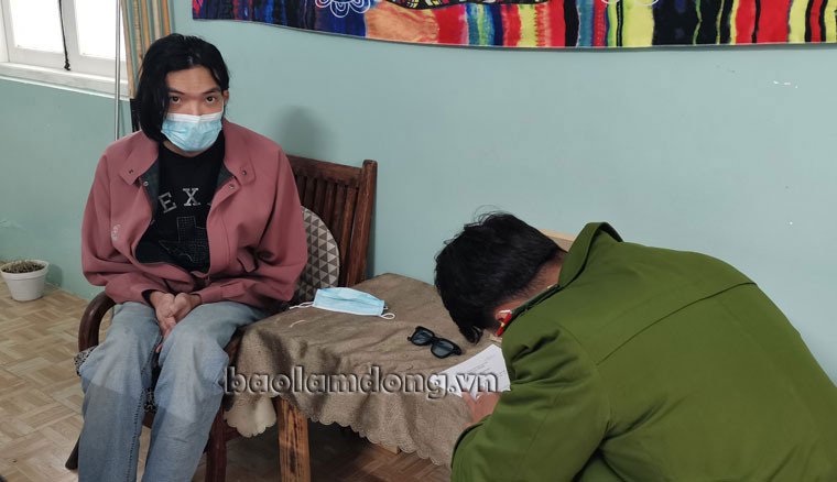 Bắt quả tang đôi nam nữ trồng cần sa trong nhà vệ sinh