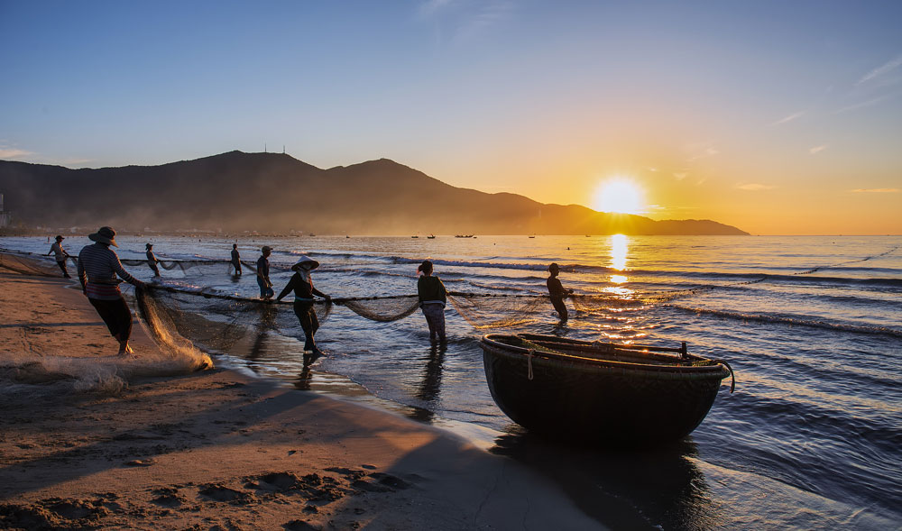 Bình minh làng chài. Ảnh: Nguyễn Nghĩa