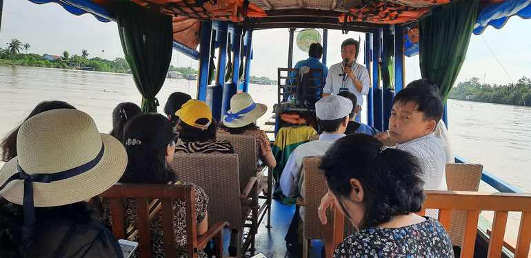 Du thuyền trên sông Tiền