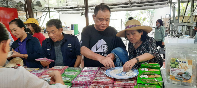 Du khách thưởng thức các đặc sản làm bằng dừa