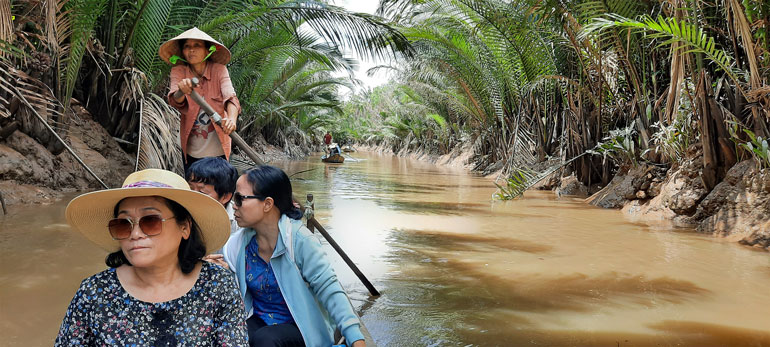 Khám phá miền sông nước bằng thuyền trên kênh rạch