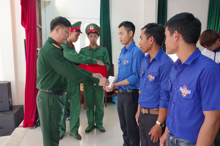 Các cá nhân nhận giấy khen của Đoàn Kinh tế Quốc phòng