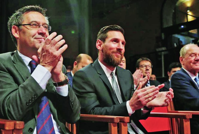 Chủ tịch Barcelona ra đi vì Lionel Messi?