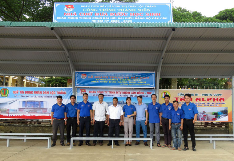 Làm nhà chờ cho học sinh