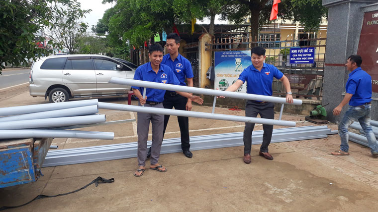 Đoàn viên, thanh niên thị trấn Lộc Thắng thi công nhà chờ đưa đón học sinh