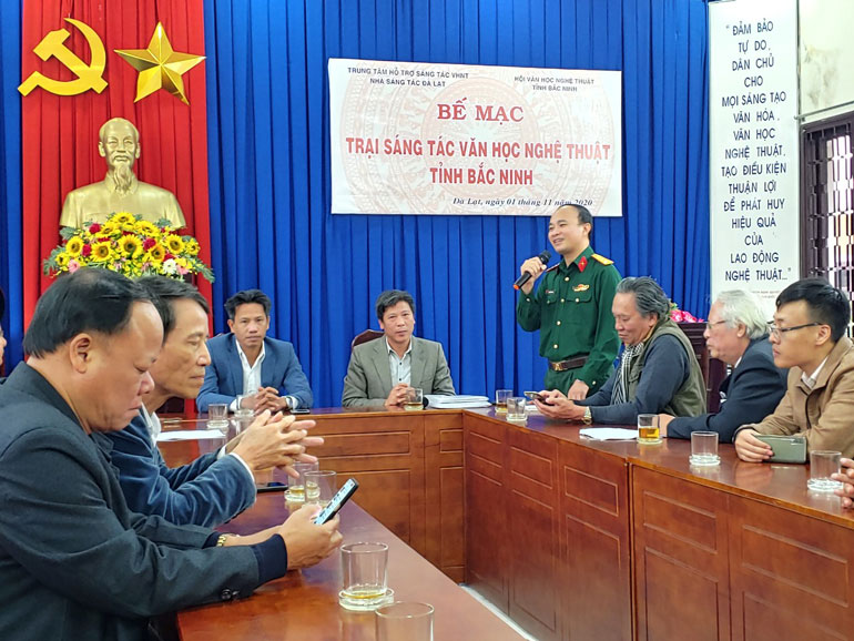 Nhà văn, Đại tá Nguyễn Văn Sáu - Phó Giám đốc NXB Quân đội Nhân dân phát biểu tại lễ bế mạc