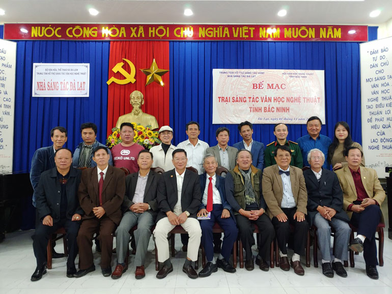 Các văn nghệ sĩ tham dự trại chụp hình lưu niệm