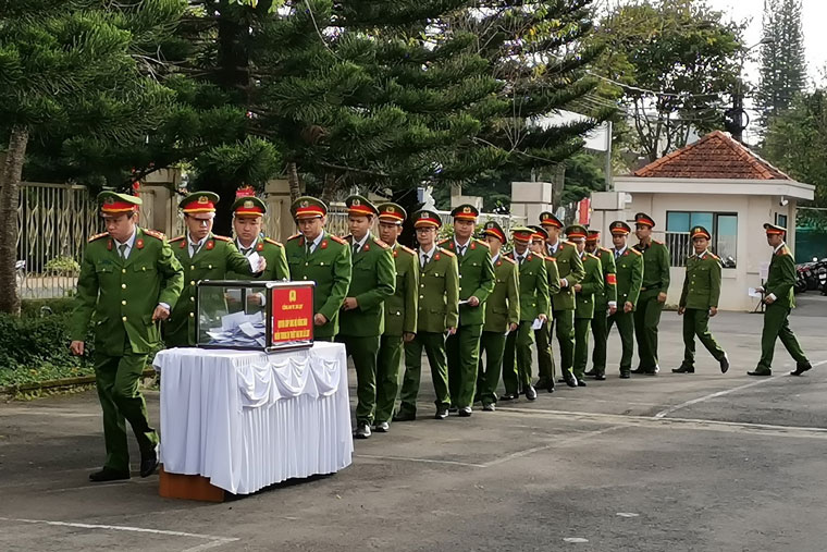 Công an TP Đà Lạt đóng góp ủng hộ miền Trung