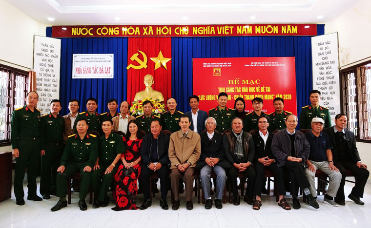 Các nhà văn chụp hình lưu niệm
