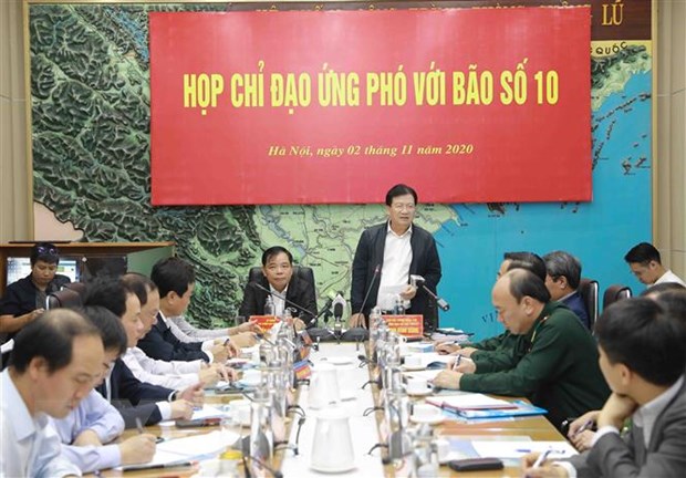 Phó Thủ tướng Chính phủ, Trưởng ban Chỉ đạo Trung ương về Phòng, chống thiên tai Trịnh Đình Dũng phát biểu chỉ đạo công tác ứng phó với bão số 10