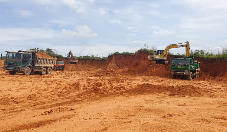 Cận cảnh quả đồi, với 2 máy múc và 5 xe ben mang biển số TP Hồ Chí Minh liên tục bị đào xới