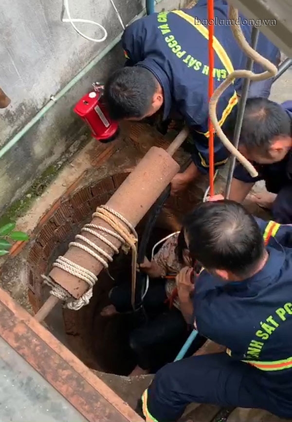 Nạn nhân được lực lượng cứu hộ cứu nạn đưa lên mặt đất và chỉ bị xây sát nhẹ