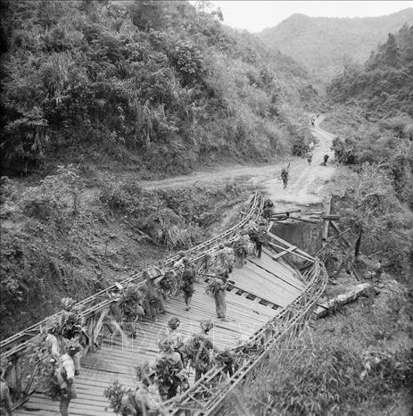 Bộ đội ta tiến vào giải phóng Thất Khê trong Chiến dịch biên giới 1950.