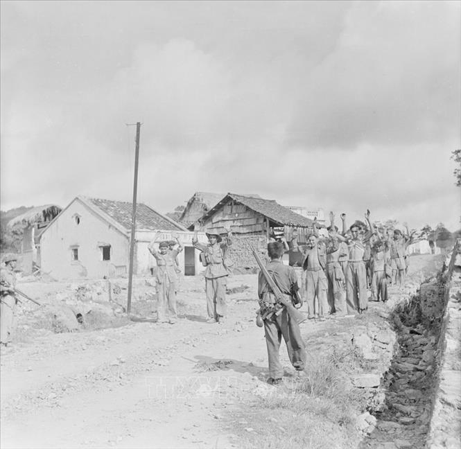 Quân địch ở Thất Khê ra hàng bộ đội ta trong Chiến dịch biên giới 1950.