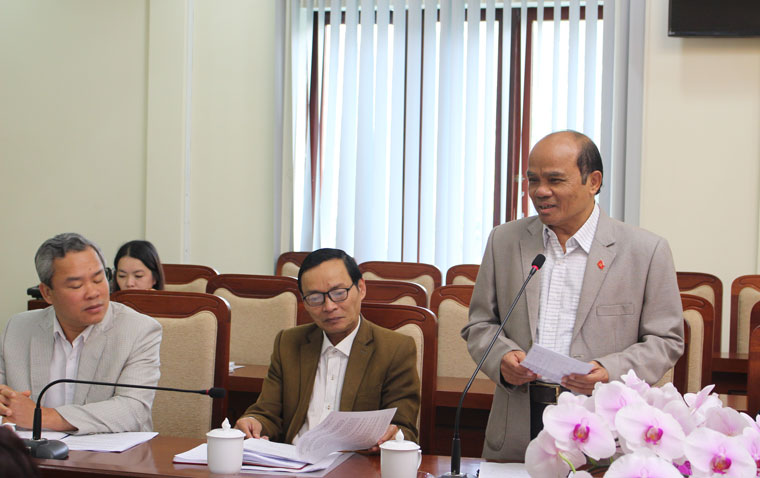 Các đại biểu tham gia góp ý, báo cáo với đoàn công tác về các nội dung liên quan