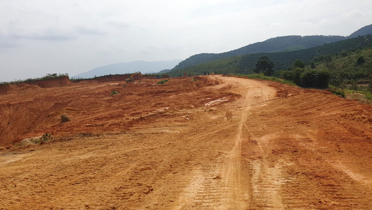 Quả đồi đất lâm nghiệp rộng lớn bị đào múc, san gạt tại Tiểu khu 473 chẳng khác nào một đại công trường đang thi công