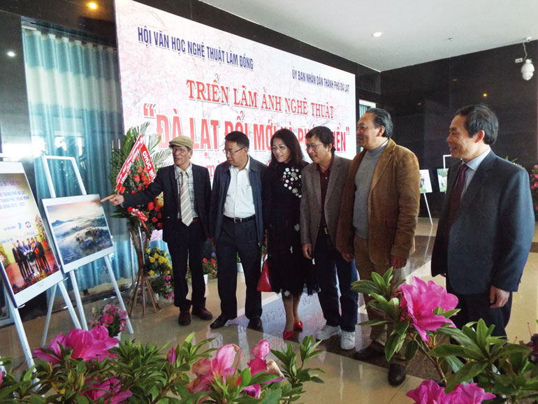 Nhà văn, nhà báo Nguyễn Thanh Đạm tại triển lãm Đà Lạt trên đường phát triển