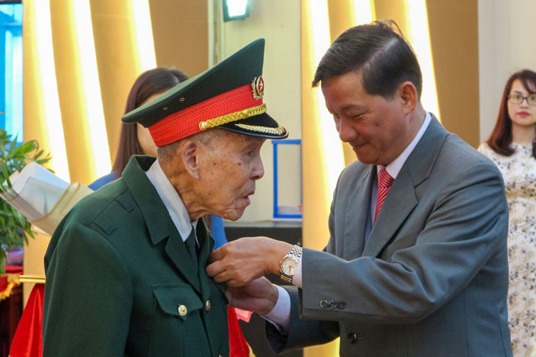 Trao Huy hiệu Đảng cho 54 đảng viên đợt 7/11/2020