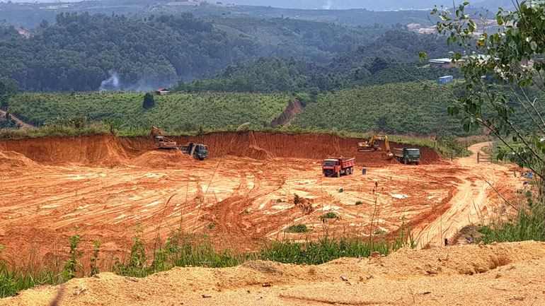 Hàng chục ha đất lâm nghiệp bị lấn chiếm, ''xẻ thịt'' trái phép