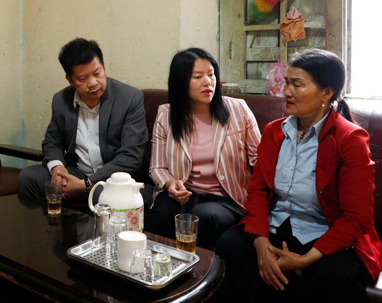 Thăm hỏi, tặng quà gia đình có nạn nhân bị tử vong do tai nạn giao thông