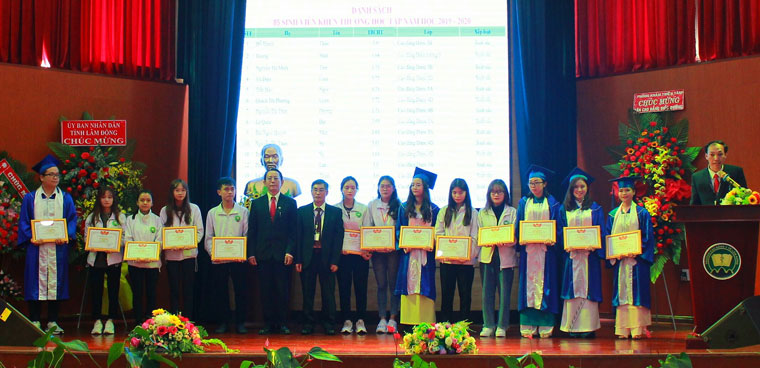 Nhà trường khen thưởng các sinh viên có thành tích xuất sắc và trao học bổng cho sinh viên nghèo vượt khó