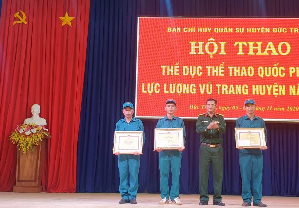 Trao giải toàn đoàn cho các đơn vị