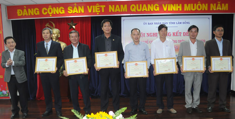 Trao Bằng khen của Chủ tịch UBND tỉnh Lâm Đồng cho các cá nhân