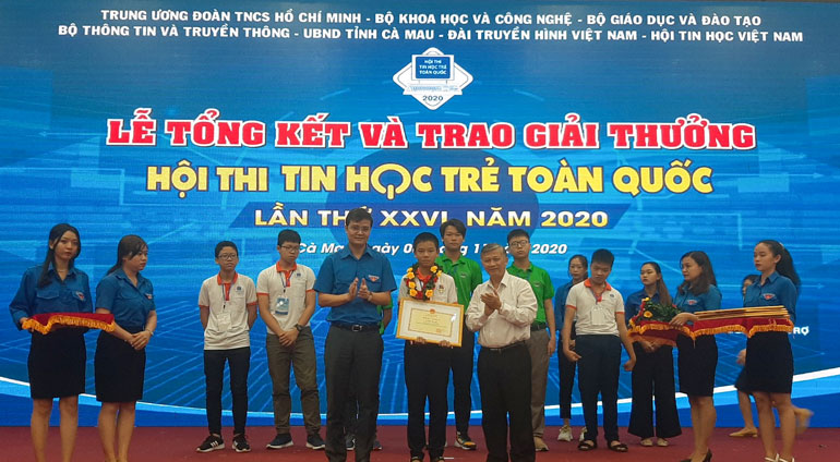 Ban tổ chức Hội thi trao giải nhất bảng A cho em Đặng Huy Hậu - học sinh Trường Tiểu học Tân Hội, huyện Đức Trọng