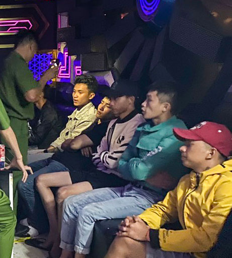 Đột kích quán karaoke, phát hiện 21 thanh niên đang ''bay lắc''