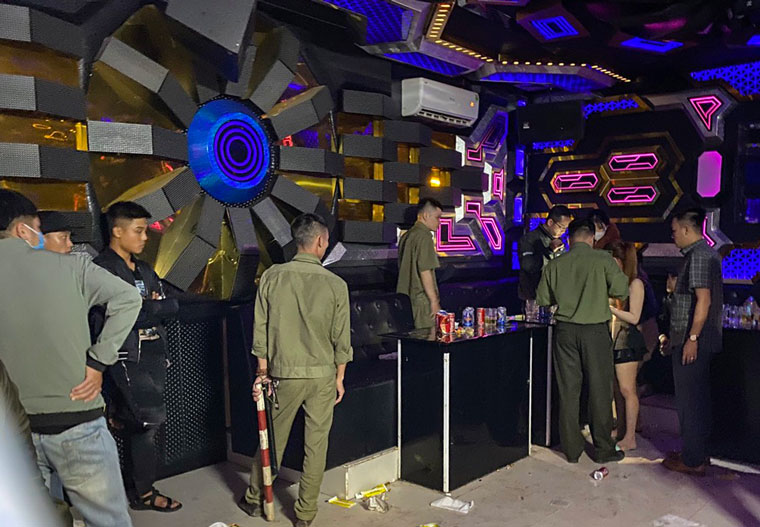 Thời điểm Công an Lâm Hà đột kích quán karaoke và bắt quả tang nhiều thanh niên sử dụng trái phép chất ma tuý