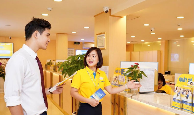 Khách hàng giao dịch tại Nam A Bank