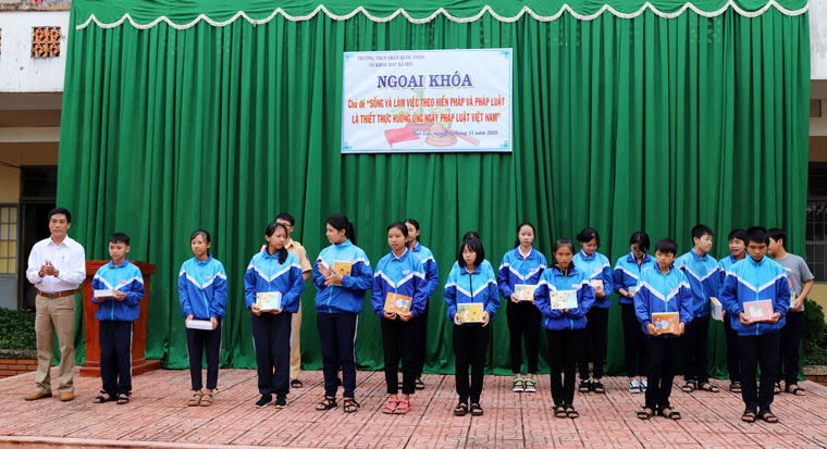Tặng quà cho các em học sinh