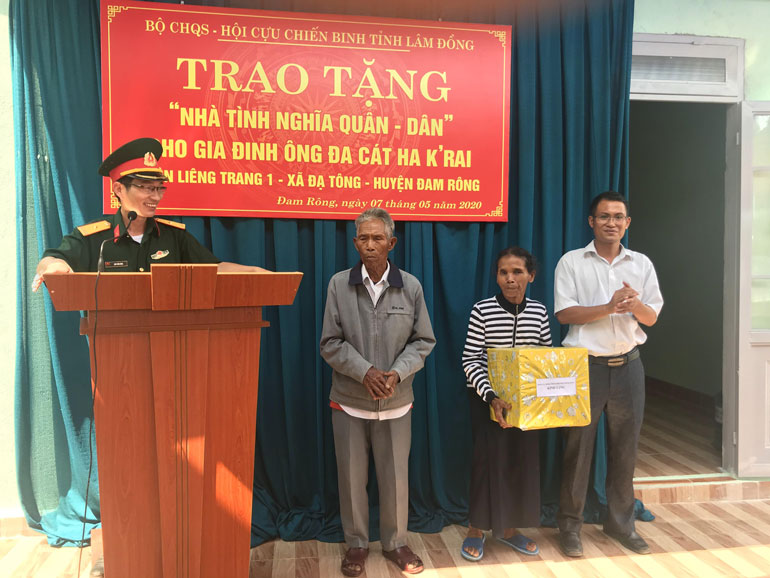 Bộ Chỉ huy Quân sự tỉnh phối hợp với Hội Cựu chiến binh tỉnh trao tặng nhà tình nghĩa quân - dân cho gia đình ông Đa Cát Ha K’rai xã Đạ Tông, huyện Đam Rông