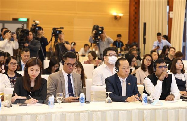 Phóng viên trong nước và quốc tế dự họp báo. 