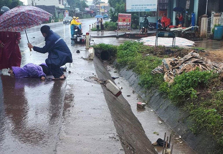 Xe máy tông gãy 3 cột mốc ven đường, 2 người thương vong