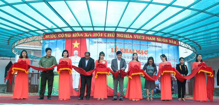 Triển lãm ảnh, tư liệu ''Vì hạnh phúc của mỗi người'' tại huyện Đam Rông