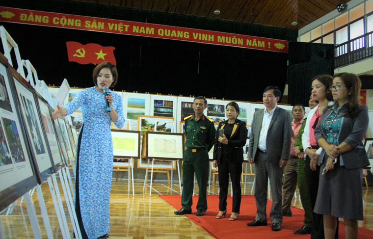 Đại biểu nghe thuyết minh về triển lãm